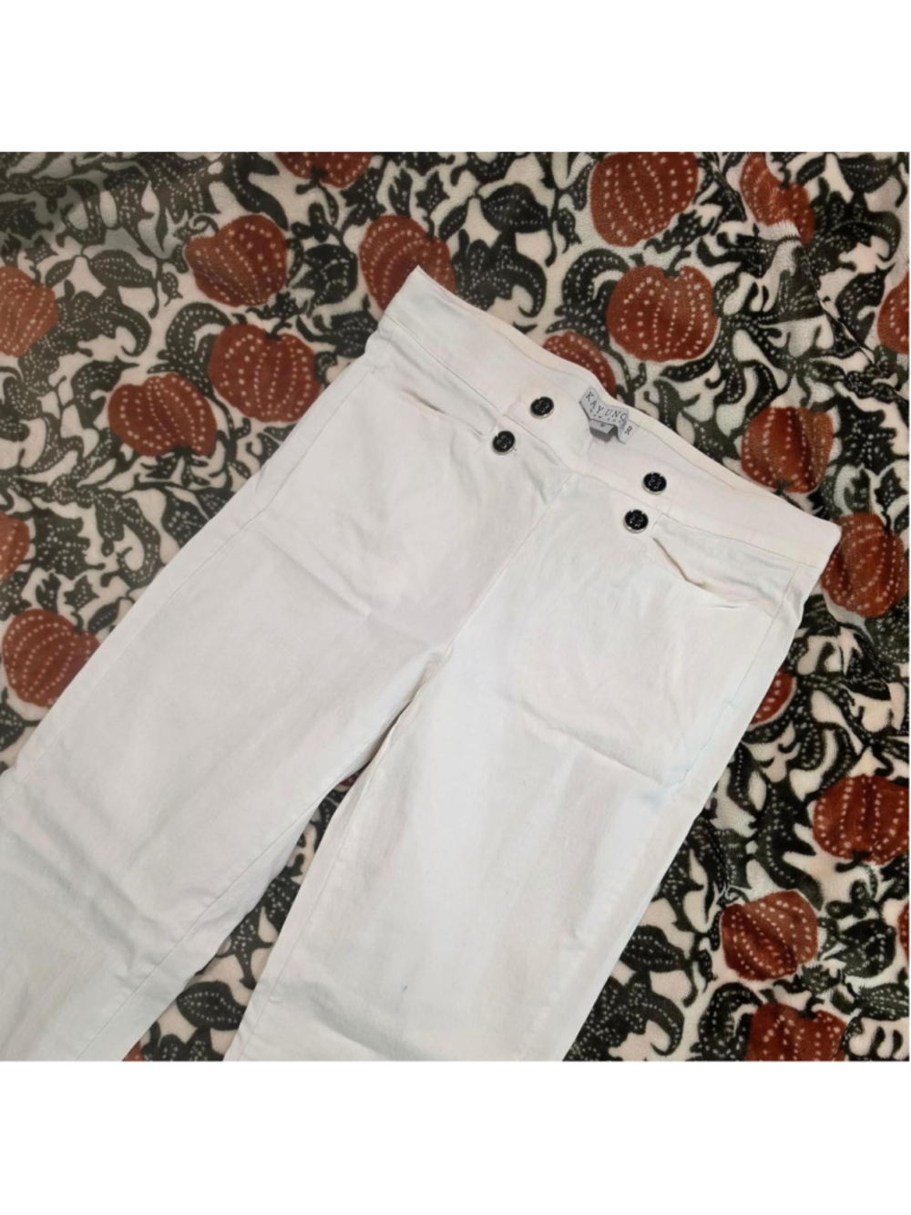 Kay Unger white capri pants with button detail, size M 
has small blue dot on le